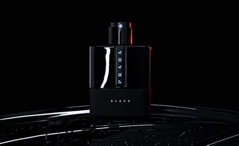 what does prada black smell like